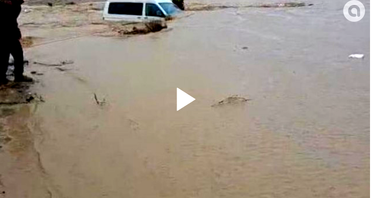 إنقاذ عائلة علقت بين الفيضانات في الجنوب 