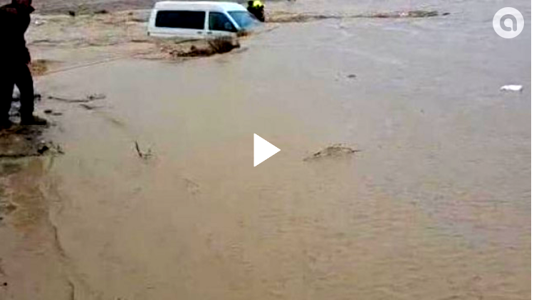 إنقاذ عائلة علقت بين الفيضانات في الجنوب 