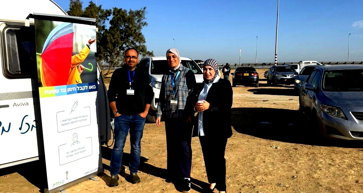 في كل مكان حيث يلزم: طواقم كلاليت في لواء الجنوب تعمل في البلدات البدوية لحماية المجتمع من فيروس الإنفلونزا