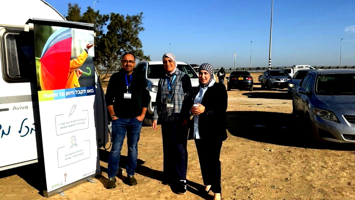 في كل مكان حيث يلزم: طواقم كلاليت في لواء الجنوب تعمل في البلدات البدوية لحماية المجتمع من فيروس الإنفلونزا