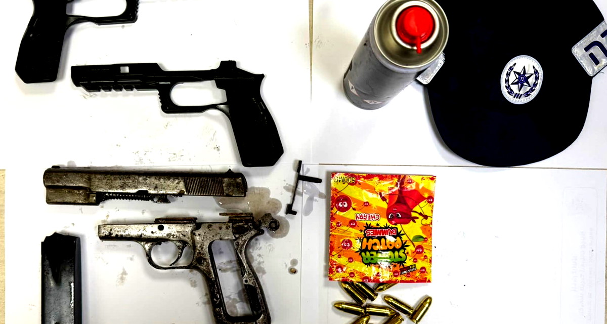 داخل المنزل! عارة: اعتقال شاب في العشرينيّات من عمره بشبهة حيازة سلاح وأمشاط ذخيرة بشكلٍ غير قانوني