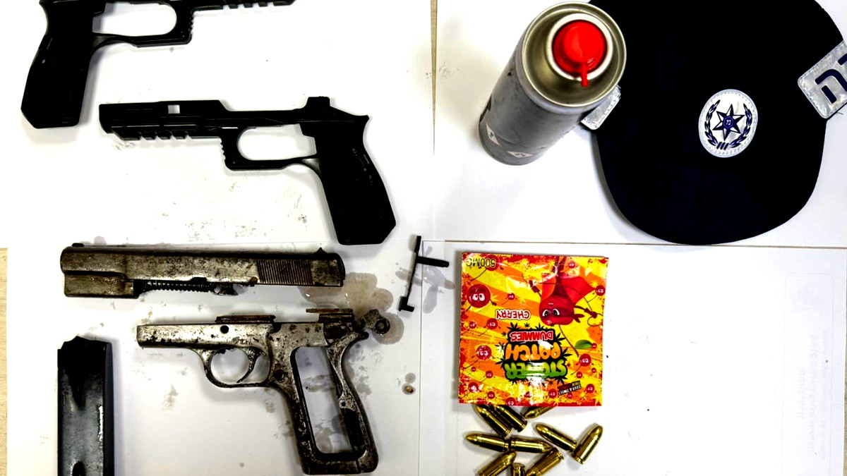 داخل المنزل! عارة: اعتقال شاب في العشرينيّات من عمره بشبهة حيازة سلاح وأمشاط ذخيرة بشكلٍ غير قانوني