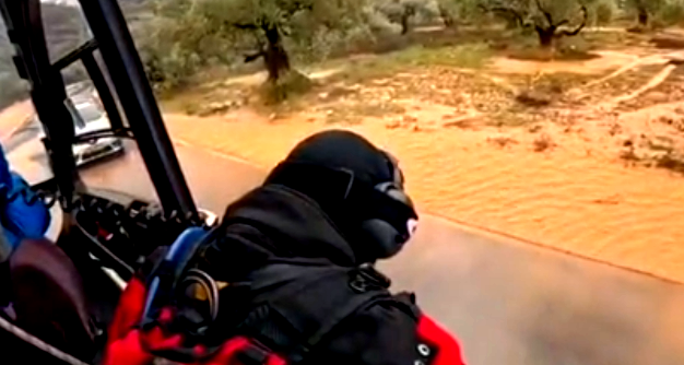   منذ ساعات الصباح: تعمل طواقم الإطفاء والإنقاذ في عدة مواقع في أنحاء البلاد نتيجة الفيضانات وتدفّقات المياه القوية