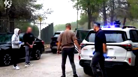 مقابل تلقي رشاوى| القدس: تصريح مدعٍ عام بحقّ سبعة حراس أمن بشبهة إدخال المئات من سكّان الضّفة الغربيّة إلى البلاد بشكلّ غير قانوني