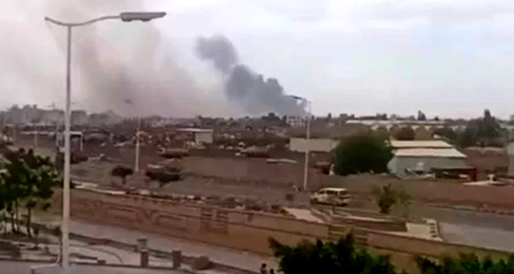 مصادر إعلامية: "تحالف دعم الشرعية" بقيادة السعودية يستهدف دعمًا عسكريًا في ميناء المكلا بالأراضي اليمنية