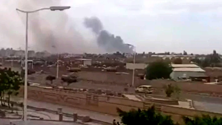 مصادر إعلامية: "تحالف دعم الشرعية" بقيادة السعودية يستهدف دعمًا عسكريًا في ميناء المكلا بالأراضي اليمنية