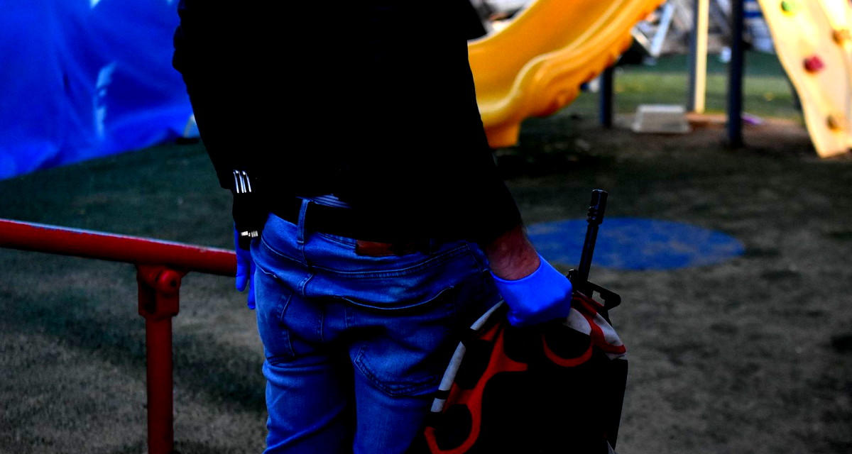 الشرطة: ضبط أسلحة داخل روضة أطفال في رهط، واعتقال مشتبهين في الترابين