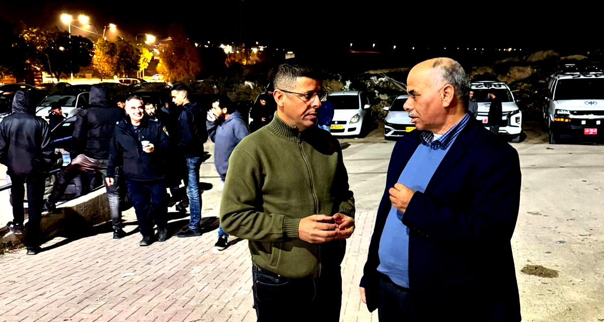 من أمام شرطة رهط: الهواشلة وقيادات النقب يحتشدون عقب اعتقال سيدة من الترابين