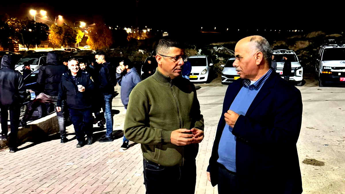 من أمام شرطة رهط: الهواشلة وقيادات النقب يحتشدون عقب اعتقال سيدة من الترابين