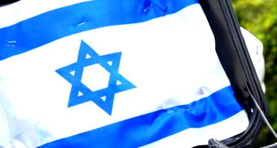  عدد سكان إسرائيل : 10 ملايين و178 ألف نسمة، منهم 7,771,000 يهودي (76.3% من السكان)، و2,147,000 عربي (21.1%)، و260 ألف أجنبي (2.6%). 