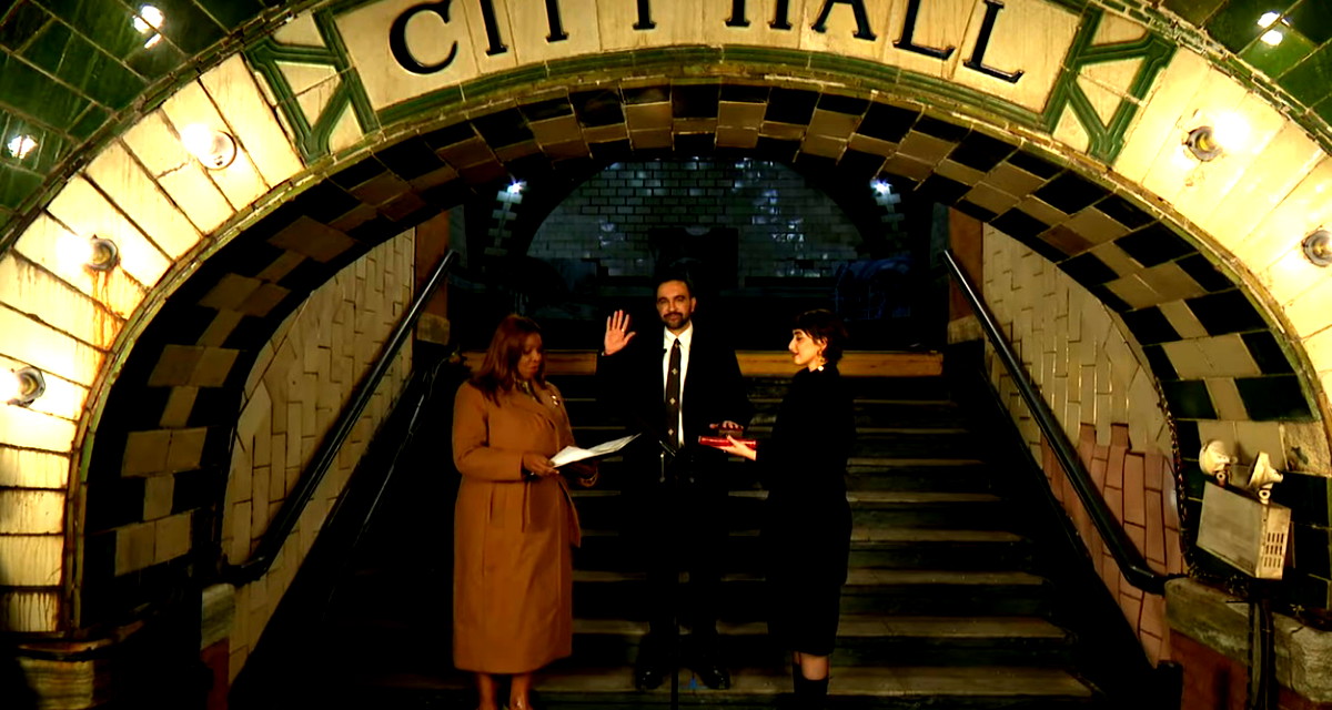 على نسخة من القرآن.. زهران ممداني يؤدي اليمين ويتولى رئاسة بلدية نيويورك رسميًا