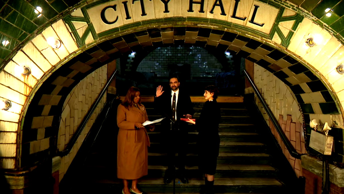 على نسخة من القرآن.. زهران ممداني يؤدي اليمين ويتولى رئاسة بلدية نيويورك رسميًا