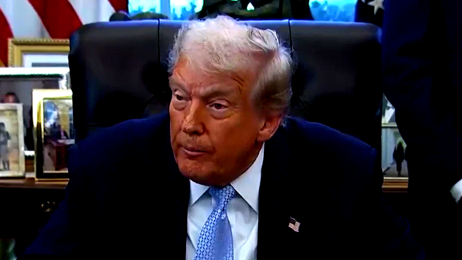 ترامب يهدد بالتدخل العسكري في إيران حال استمرار قمع المتظاهرين