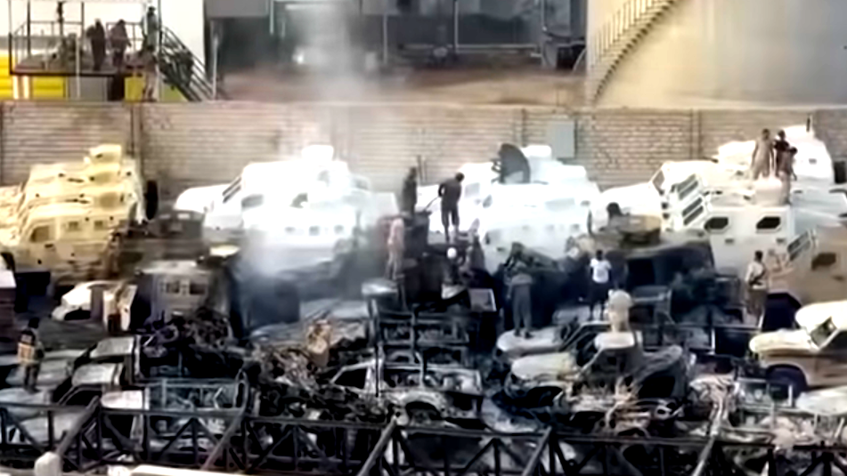 التصعيد العسكري في حضرموت: عمليات استعادة المعسكرات تتزامن مع اشتباكات عنيفة