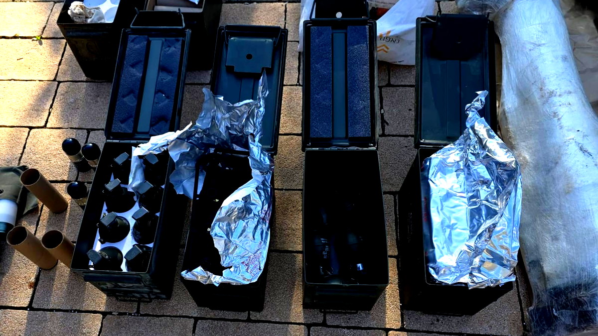 ضبط مخزون أسلحة كبير في مركبة ببلدة روش بينا