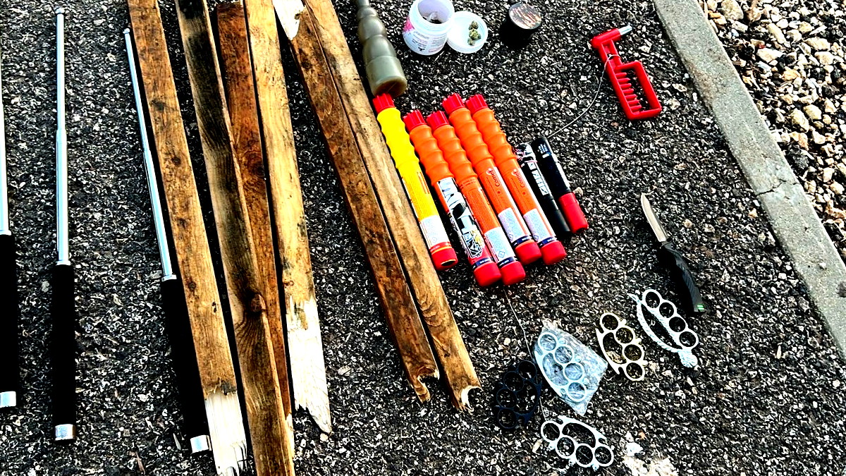 في الطريق إلى استاد الدوحة بسخنين: ضبط (عصي، ألواح مسامير، وسكاكين) داخل حافلة مشجعي بئر السبع