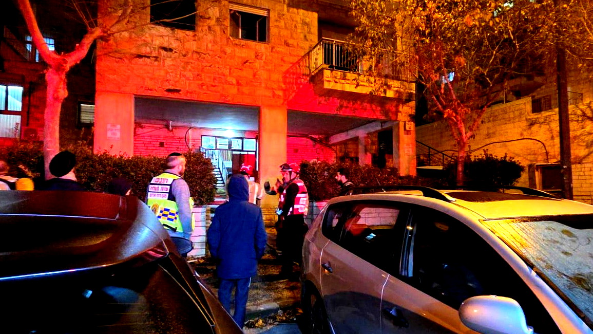 حي بيت چان- القدس: انقاذ رجل (68 عامًا) من حريق داخل شقة