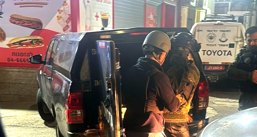 عرابة البطوف: الشرطة تحاصر منزلاً وتناشد المشتبه به (أطلق النار على شقيقه) بتسليم نفسه عبر مكبرات الصوت