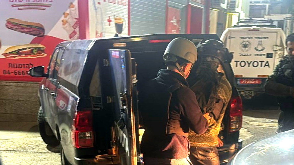 عرابة البطوف: الشرطة تحاصر منزلاً وتناشد المشتبه به (أطلق النار على شقيقه) بتسليم نفسه عبر مكبرات الصوت