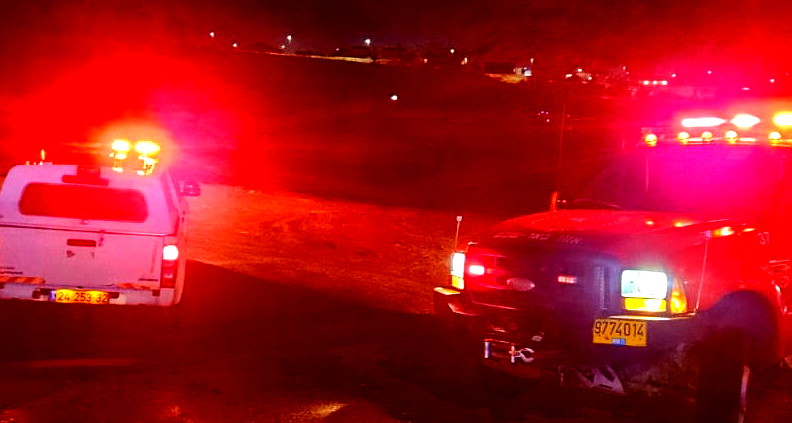 وادٍ طريق شارع رقم1: انقاذ ثلاثة عالقين من سيارة جراء سيول