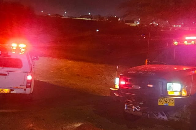 وادٍ طريق شارع رقم1: انقاذ ثلاثة عالقين من سيارة جراء سيول