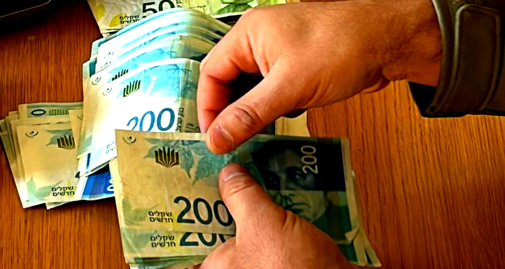 سخنين: توقيف شخصين بشبهة غسيل أموال وإخفاء دخل بعشرات الملايين من تجارة الكحول والتبغ