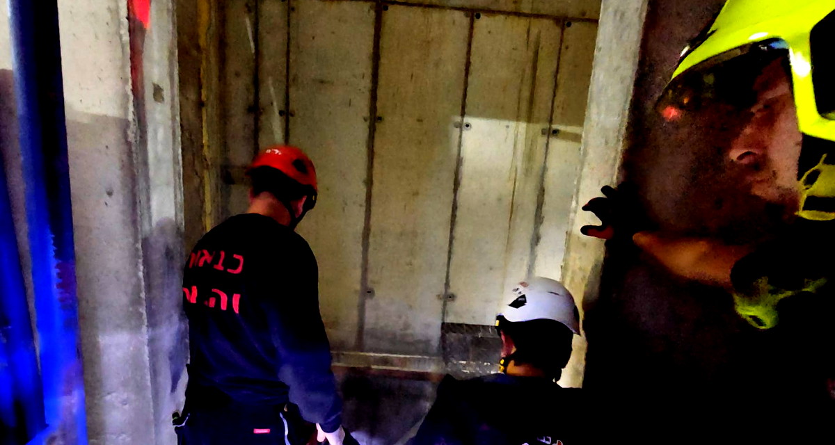 القدس:إنقاذ معقّد لعامل سقط في بئر عميق داخل موقع بناء 