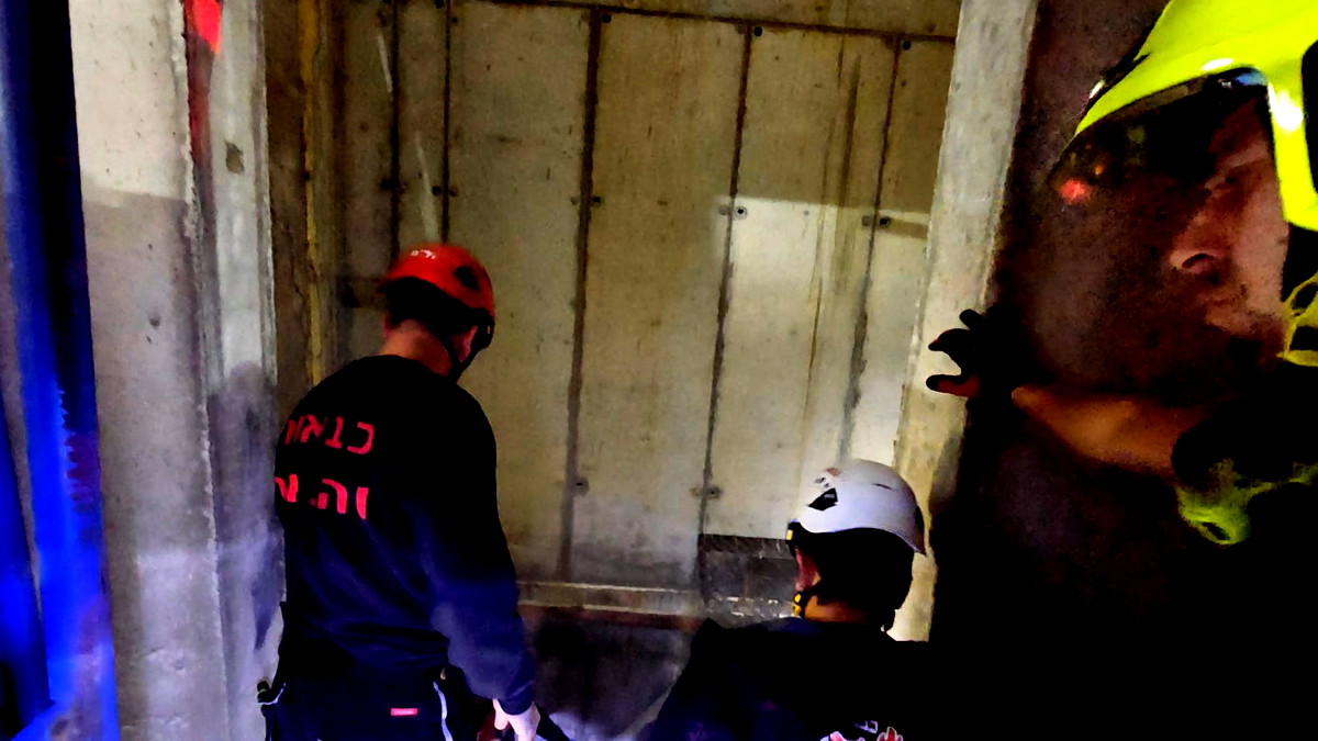 القدس:إنقاذ معقّد لعامل سقط في بئر عميق داخل موقع بناء 