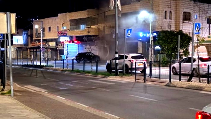 توثيق| كفركنا: إلقاء قنبلة باتجاه محل تجاري على الشارع الرئيسي دون وقوع إصابات