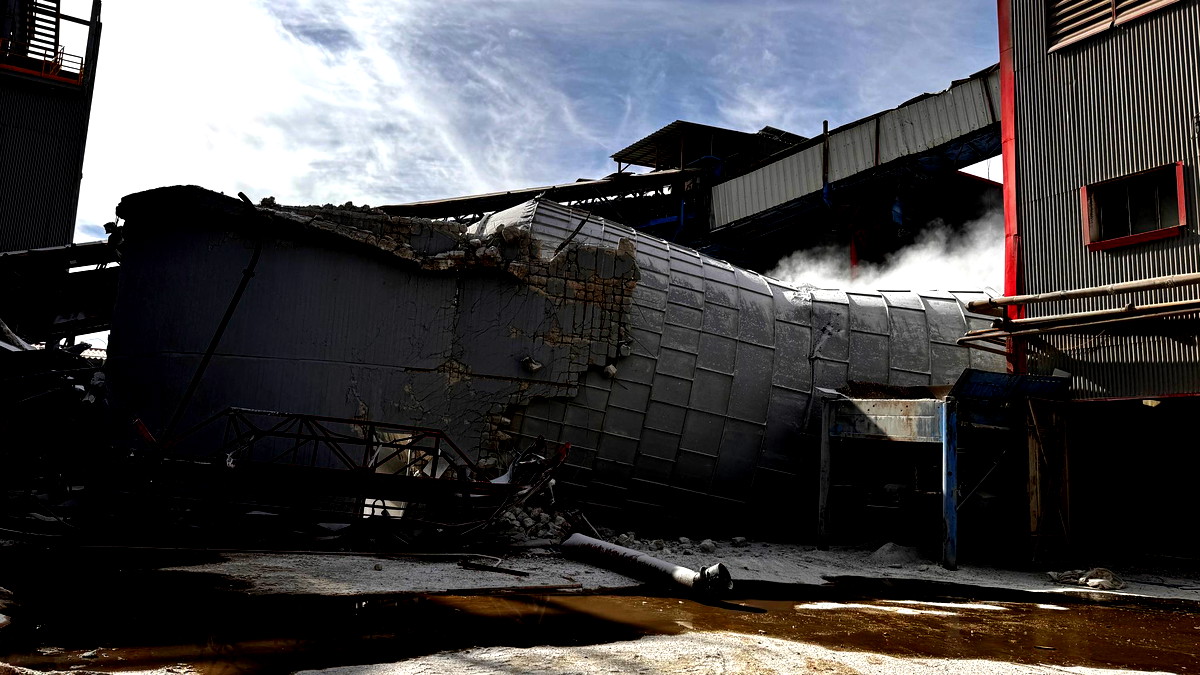 انهيار مبنى في مصنع وتسرب مواد خطيرة في جنوب البلاد