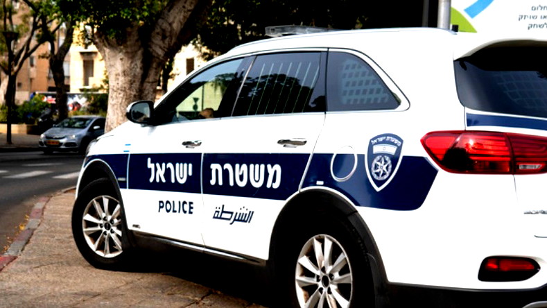 تهديد البائعة بالسكين وسرقة 100 ألف شيقل: إلقاء القبض على ثلاثة مشتبهين بعملية سطو على سوبرماركت في أشدود