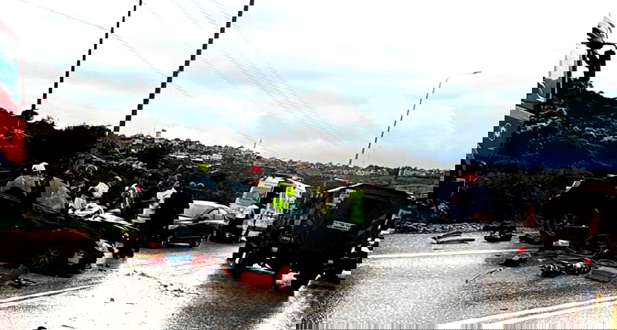 الضفة الغربية: إصابة شاب (33 عامًا) بجراح خطيرة وآخر بجراح طفيفة جرّاء حادث سير على شارع 465 قرب الرنتيس