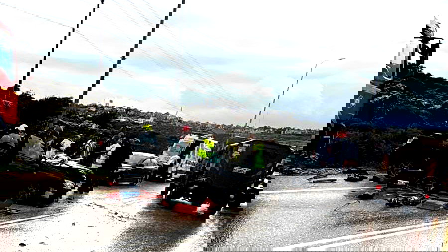 الضفة الغربية: إصابة شاب (33 عامًا) بجراح خطيرة وآخر بجراح طفيفة جرّاء حادث سير على شارع 465 قرب الرنتيس