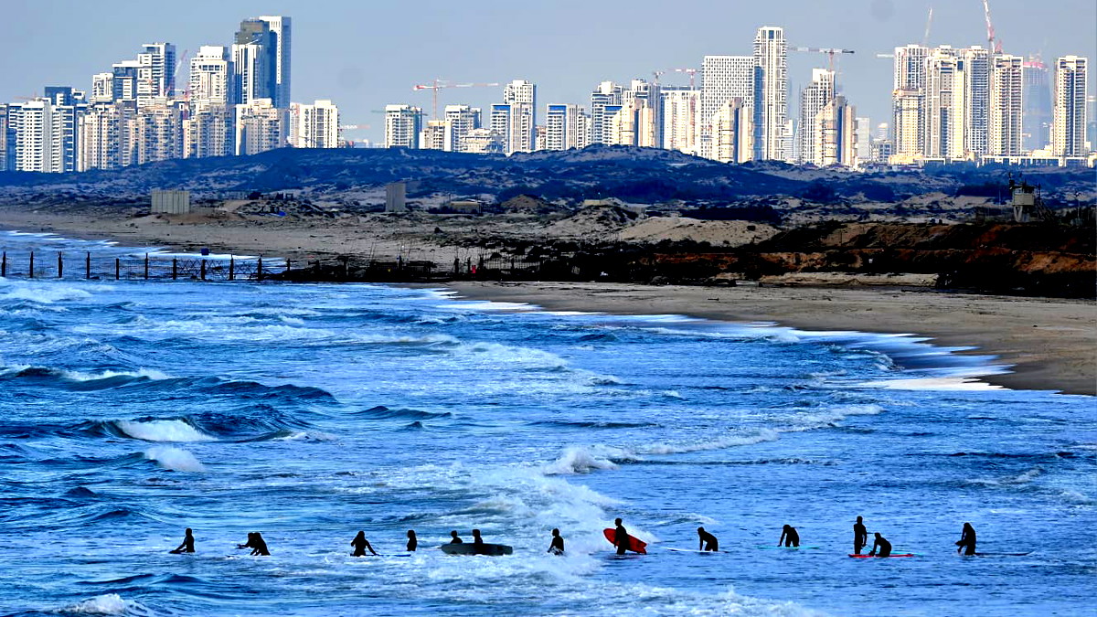 حالة الطقس: زخات متفرقة وأجواء باردة غائمة