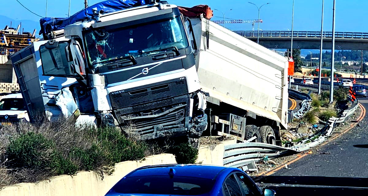 حادث طرق مروع لشاحنة مع مقطورة قرب عكا 