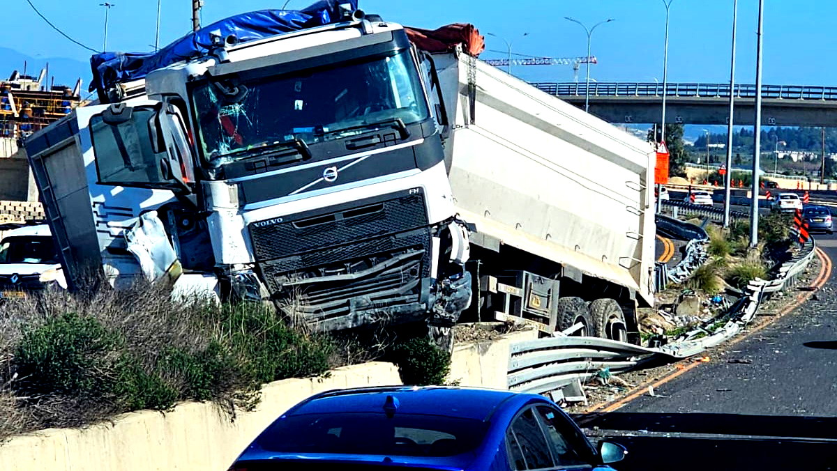 حادث طرق مروع لشاحنة مع مقطورة قرب عكا 
