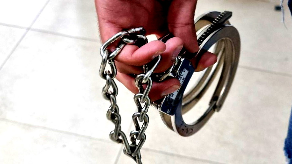 بسبب رشّ الماء على وجه طفل.. السجن الفعلي لمتهمين أطلقا 17 رصاصة على صالون حلاقة في كفربرا!