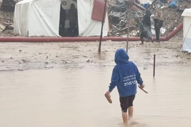 البرد القارس يهدّد حَوالَيْ 1.5 مليون مواطن في القطاع... المنخفض الجوي يُفاقم المأساة الإنسانيّة في غزّة