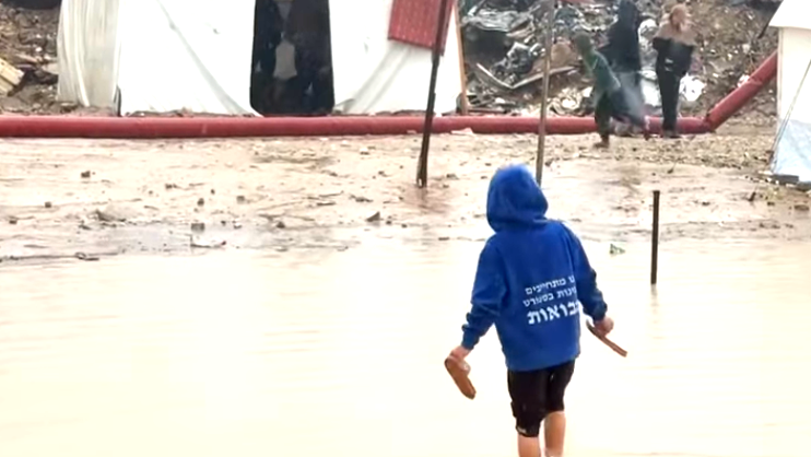 البرد القارس يهدّد حَوالَيْ 1.5 مليون مواطن في القطاع... المنخفض الجوي يُفاقم المأساة الإنسانيّة في غزّة 