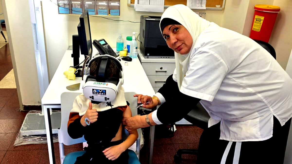 الواقع الافتراضي (VR) يهدّئ الأطفال: منذ نصف عام في مراكز صحة الطفل في بيت شيمش والشيخ جراح