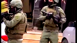 مسلحون من النقب يتنكرون في زي جنود الجيش الإسرائيلي وينفذوا عملية سطو مسلح على محل مجوهرات ذهبية بالقرب من الخليل