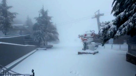  بحلّته السّاحرة| الزّائر الأبيض يُزيّن قمة جبل الشّيخ ودرجات الحرارة تُلامس الصّفر هناك... المنتجع مُغلق أمام الزّوار اليوم وغدًا