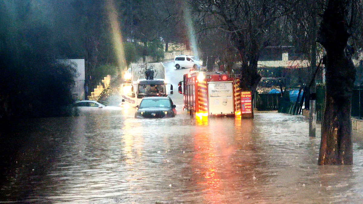 منطقة القدس: تخليص رجل وسيّدة من داخل مركبة جرفتها السّيول في بلدة أبو غوش