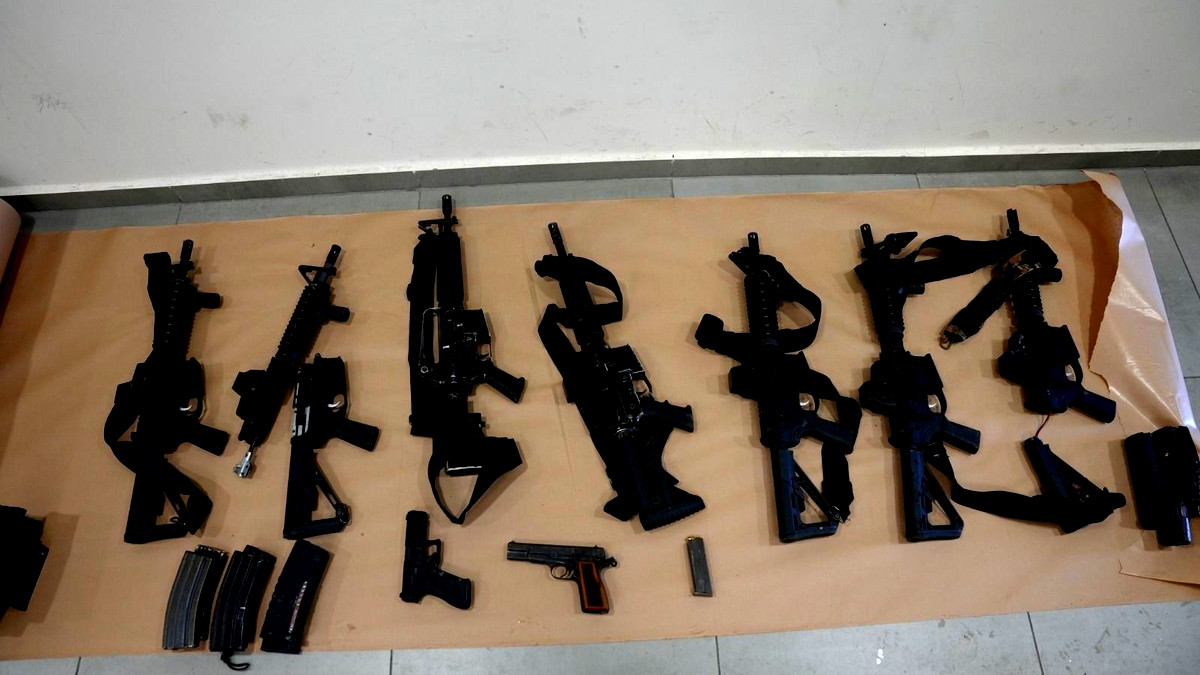 تمديد  اعتقال أفراد عصابة من حورة في النقب بشبهة السطو على محل مجوهرات بزي عسكري في الخليل