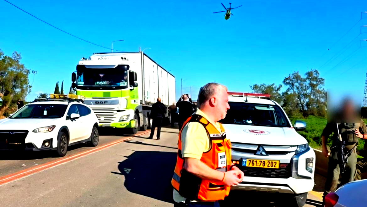 إصابة رجل بجراح خطيرة جراء حادث طرق على شارع 232 في الجنوب