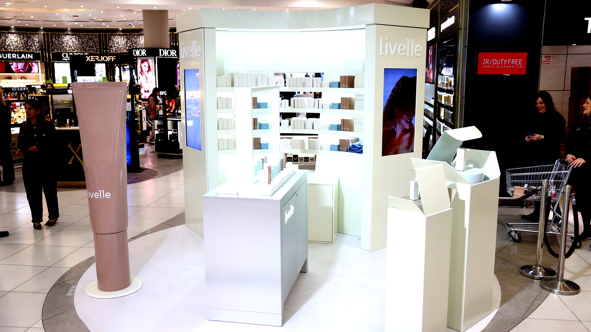 جديد في جيمس ريتشاردسون ديوتي فري- عارضة الأزياء وسيدة الأعمال بار رفائيلي تطلق POP-UP جديد للماركة التجارية LIVELLE للعناية بالبشرة