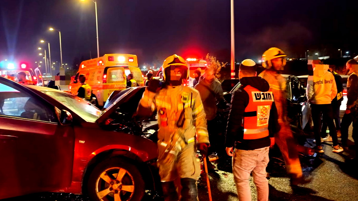 حادث طرق على شارع 65: إصابتان متوسطتان في تصادم مركبتين قرب "منشيه"