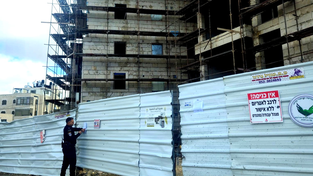 إغلاق موقع بناء في بيت حنينا لمدة 30 يومًا وتوقيف 6 فلسطينيين دون تصاريح