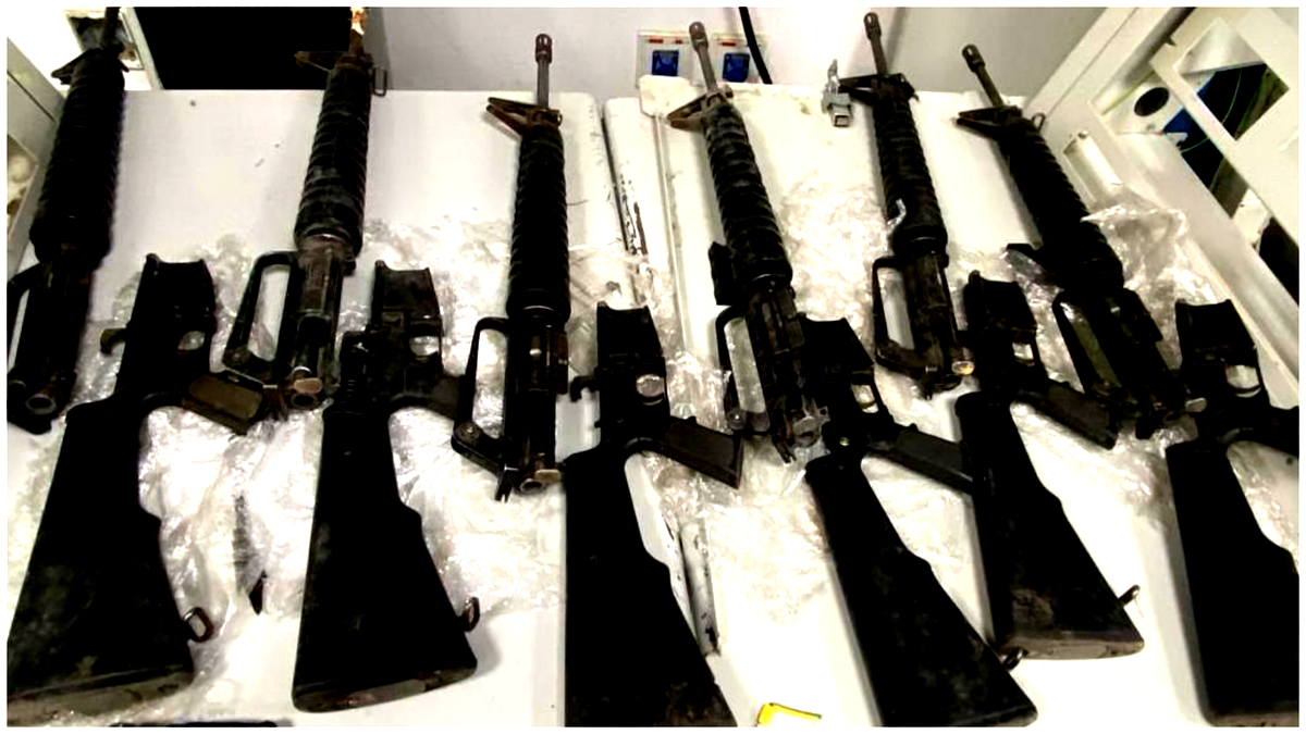 إحباط محاولة تهريب ستة بنادق من طراز إم-16 من مصر