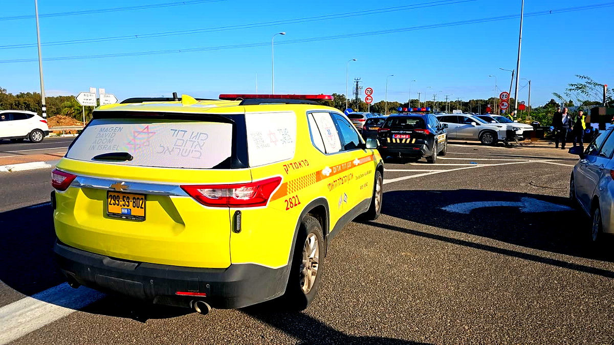 مركز البلاد: عمليات إنعاش لشاب (35 عامًا) إثر تعرّضه لحادث طرق وقع بين مركبة ودراجة نارية